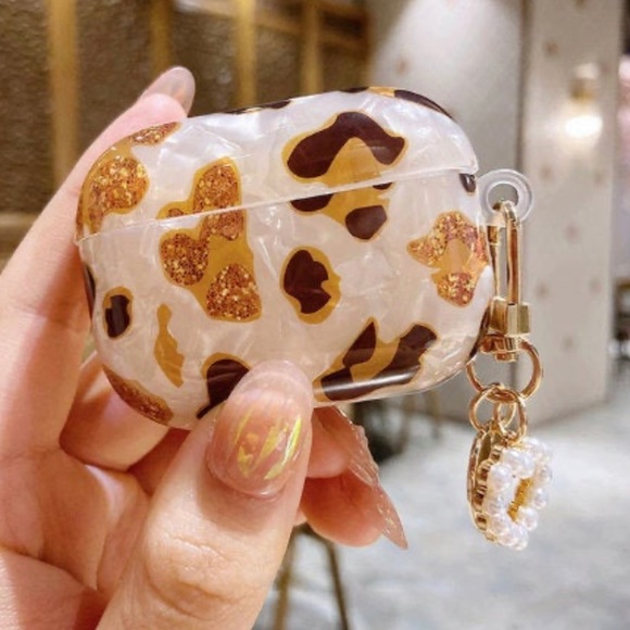 Leopard AirPod Case, Cute AirPod with keychain Compatible for AirPods 1/2 & Pro - Picture 2 of 5